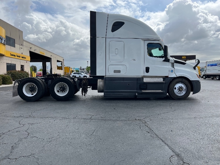 Used 2023 Freightliner Cascadia - photo 10
