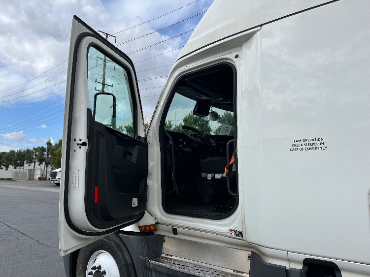 Used 2023 Freightliner Cascadia - photo 11