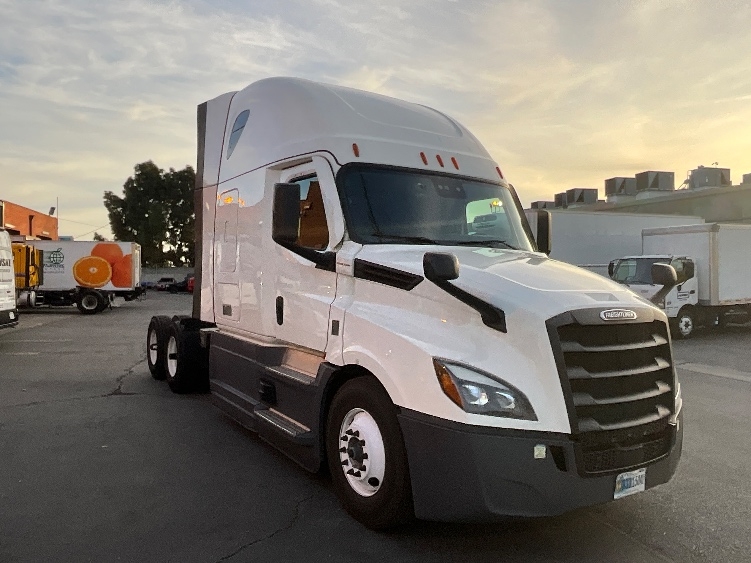 Used 2023 Freightliner Cascadia - photo 1