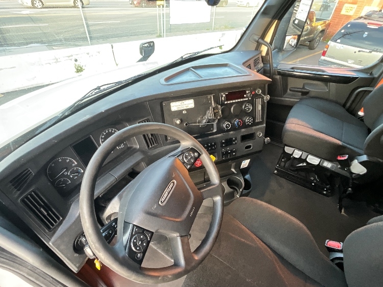 Used 2023 Freightliner Cascadia - photo 12