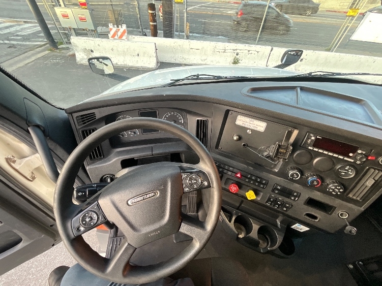 Used 2023 Freightliner Cascadia - photo 13