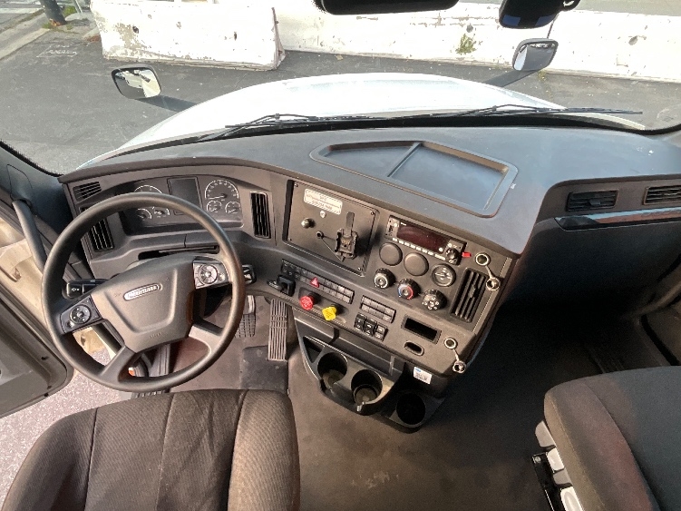 Used 2023 Freightliner Cascadia - photo 14