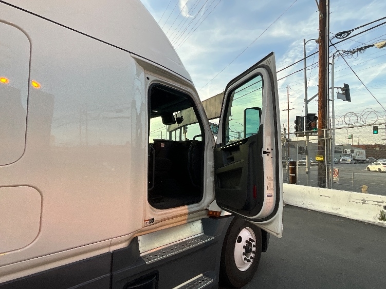Used 2023 Freightliner Cascadia - photo 15