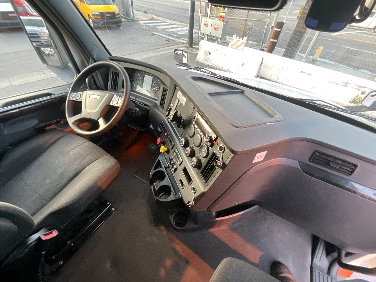 Used 2023 Freightliner Cascadia - photo 17