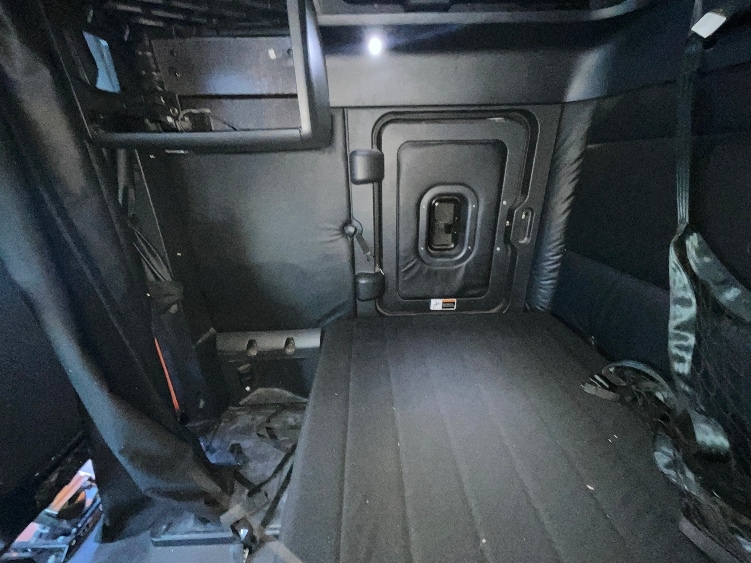 Used 2023 Freightliner Cascadia - photo 21