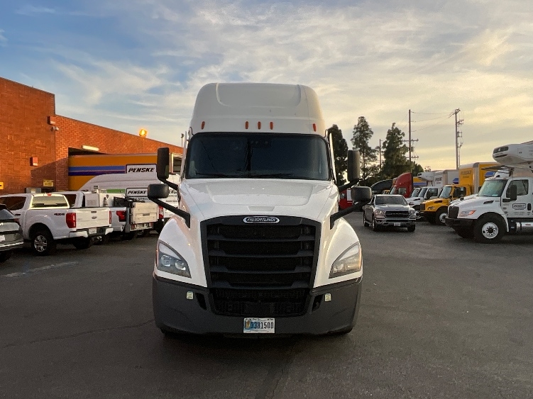 Used 2023 Freightliner Cascadia - photo 2
