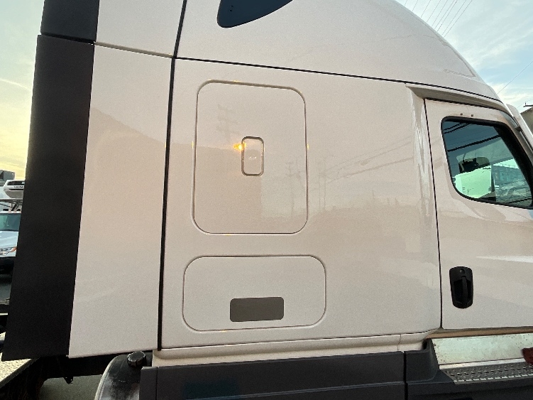Used 2023 Freightliner Cascadia - photo 25