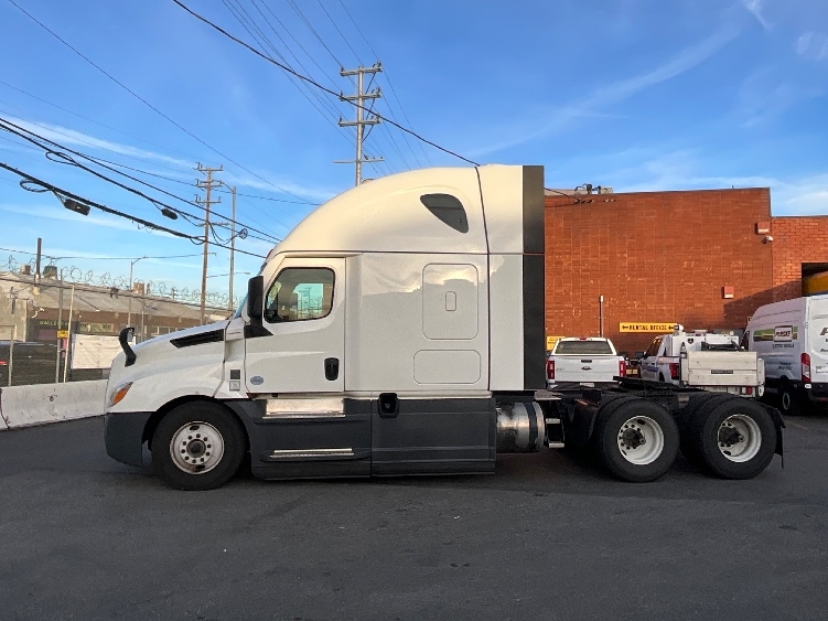 Used 2023 Freightliner Cascadia - photo 6