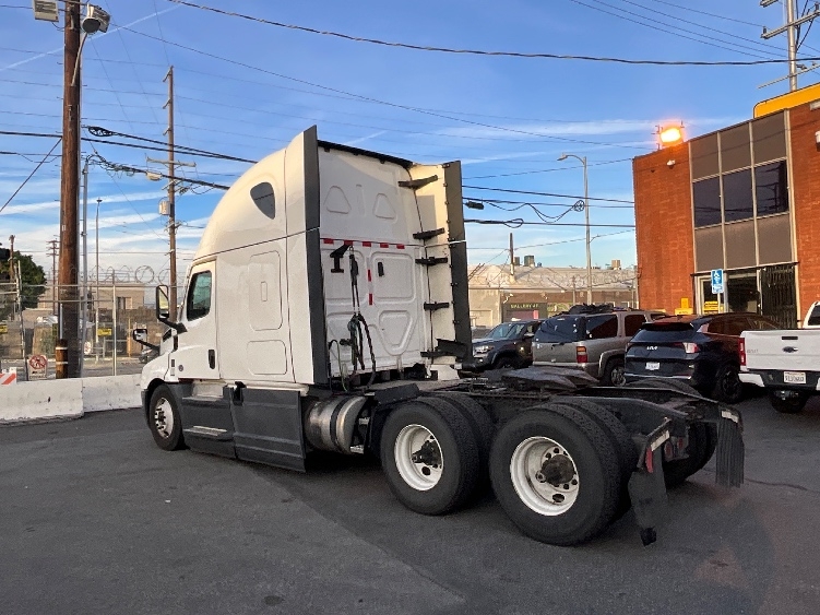 Used 2023 Freightliner Cascadia - photo 7