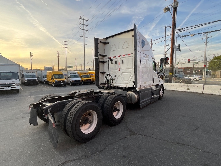 Used 2023 Freightliner Cascadia - photo 9