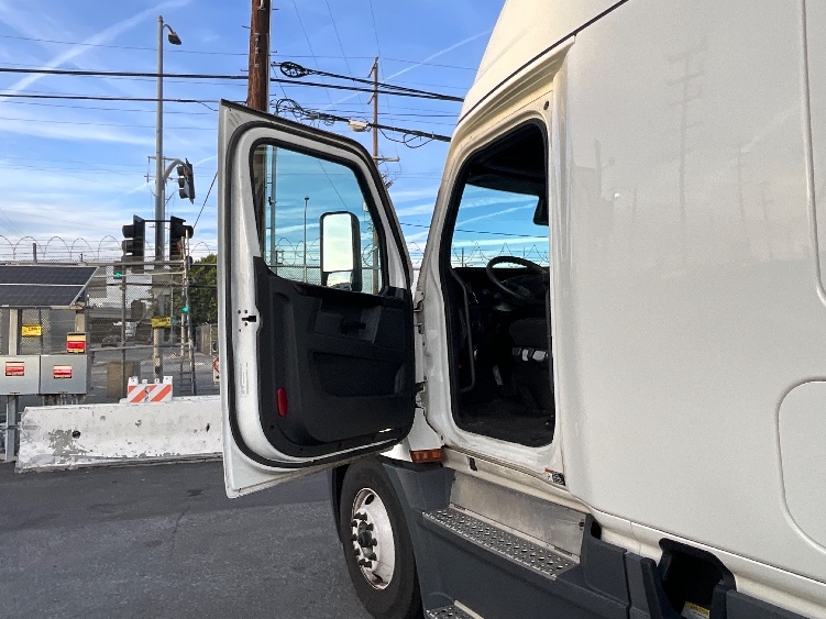 Used 2023 Freightliner Cascadia - photo 11
