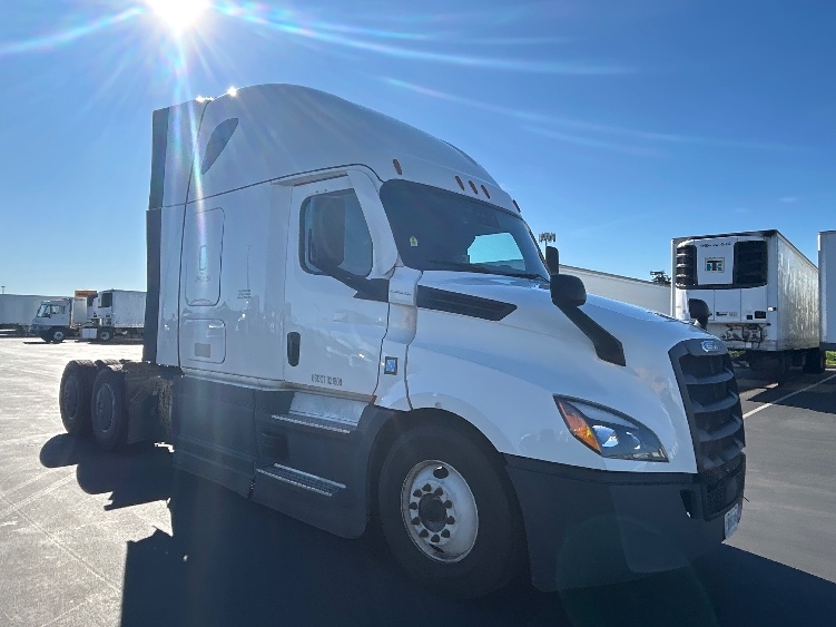 Used 2023 Freightliner Cascadia - photo 1