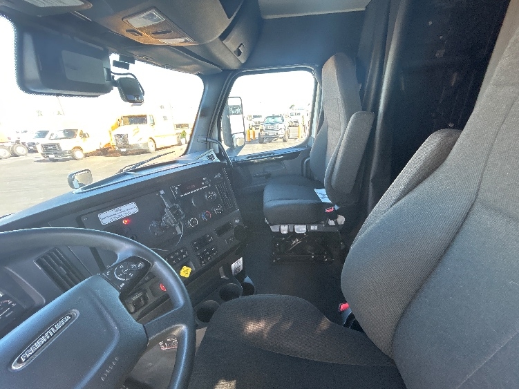 Used 2023 Freightliner Cascadia - photo 12