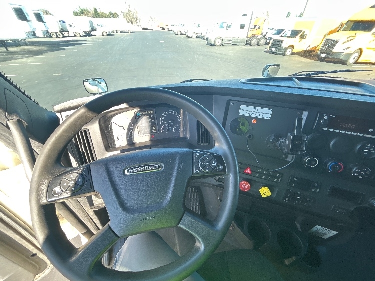Used 2023 Freightliner Cascadia - photo 13