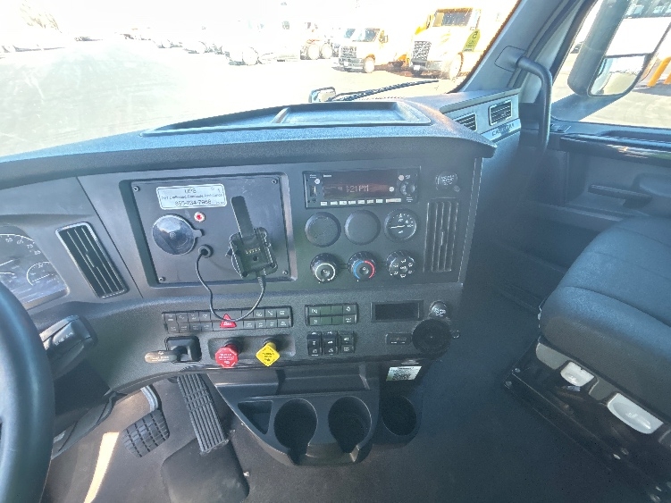 Used 2023 Freightliner Cascadia - photo 14