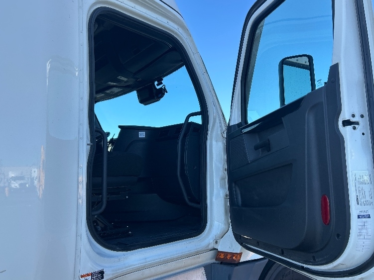 Used 2023 Freightliner Cascadia - photo 15