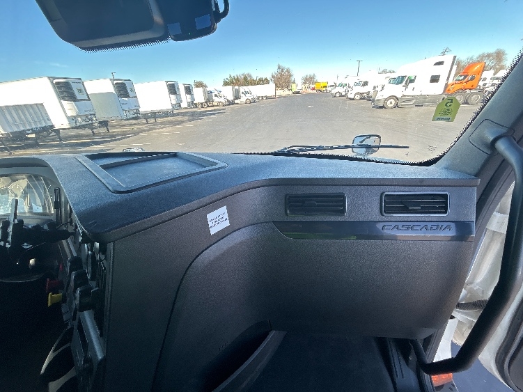Used 2023 Freightliner Cascadia - photo 16