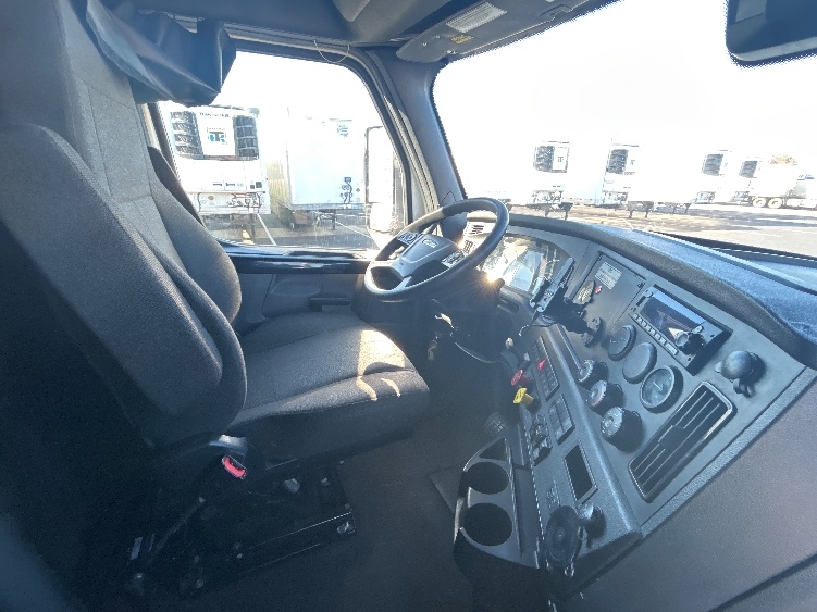 Used 2023 Freightliner Cascadia - photo 17