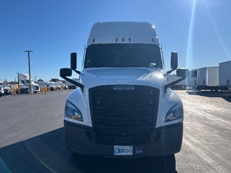 Used 2023 Freightliner Cascadia - photo 2