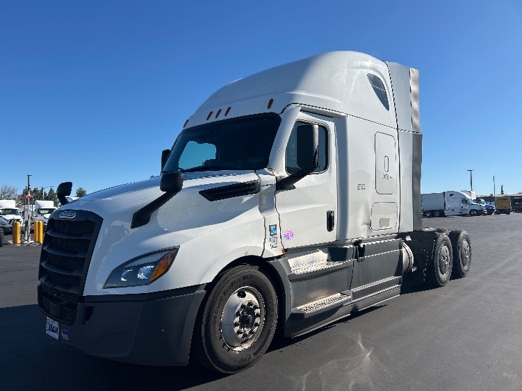 Used 2023 Freightliner Cascadia - photo 5