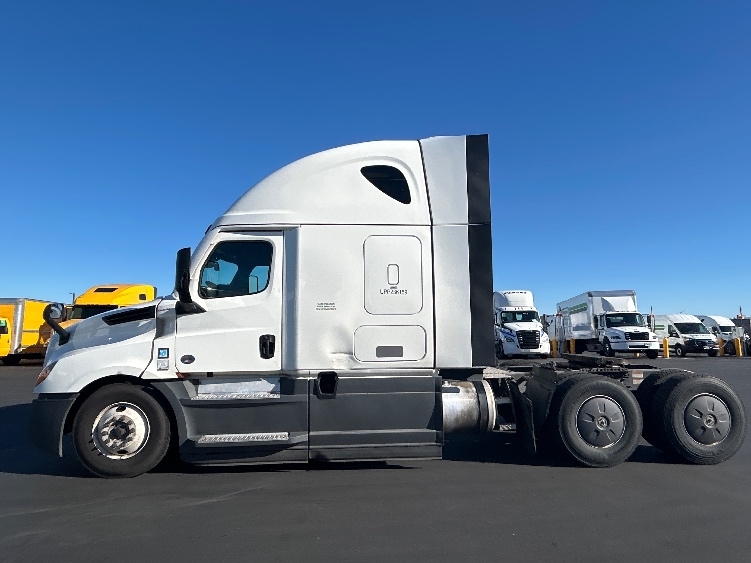 Used 2023 Freightliner Cascadia - photo 6