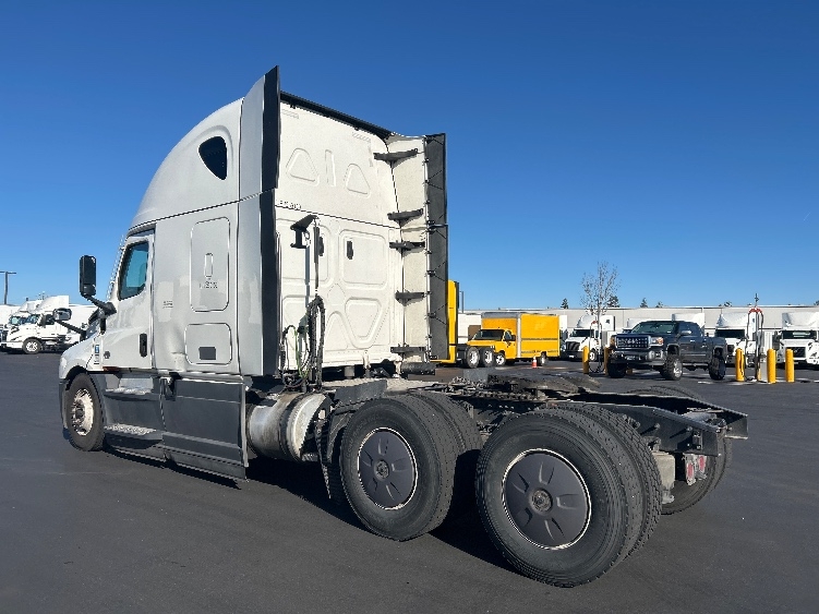 Used 2023 Freightliner Cascadia - photo 7