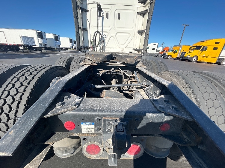 Used 2023 Freightliner Cascadia - photo 8