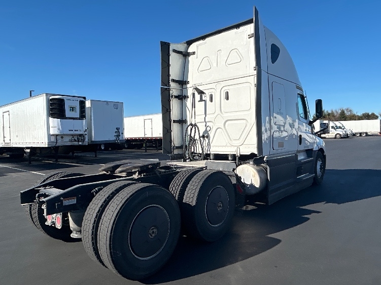 Used 2023 Freightliner Cascadia - photo 9