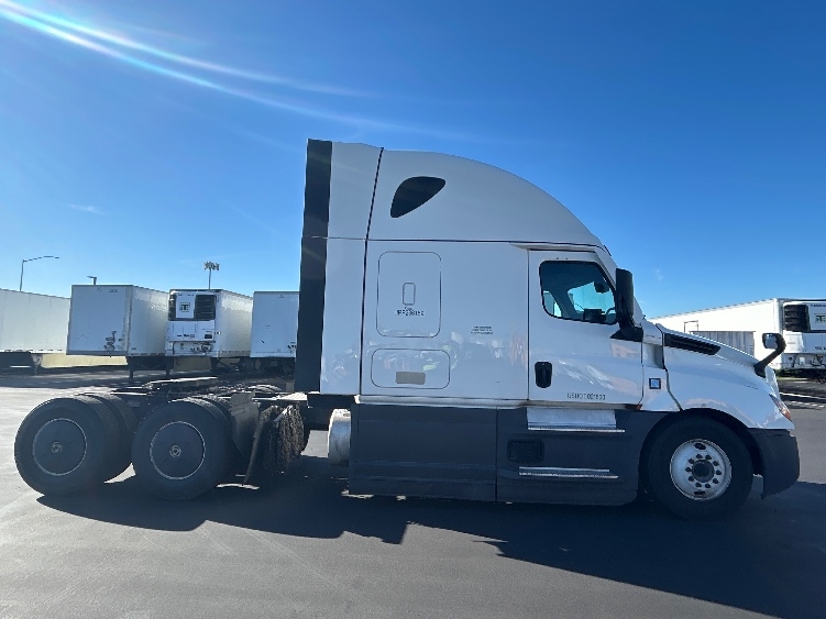 Used 2023 Freightliner Cascadia - photo 10