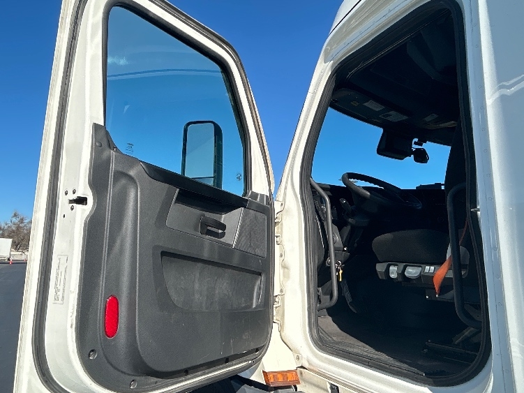 Used 2023 Freightliner Cascadia - photo 11