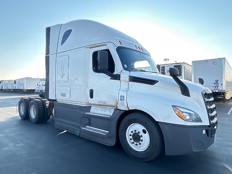 Used 2023 Freightliner Cascadia - photo 1