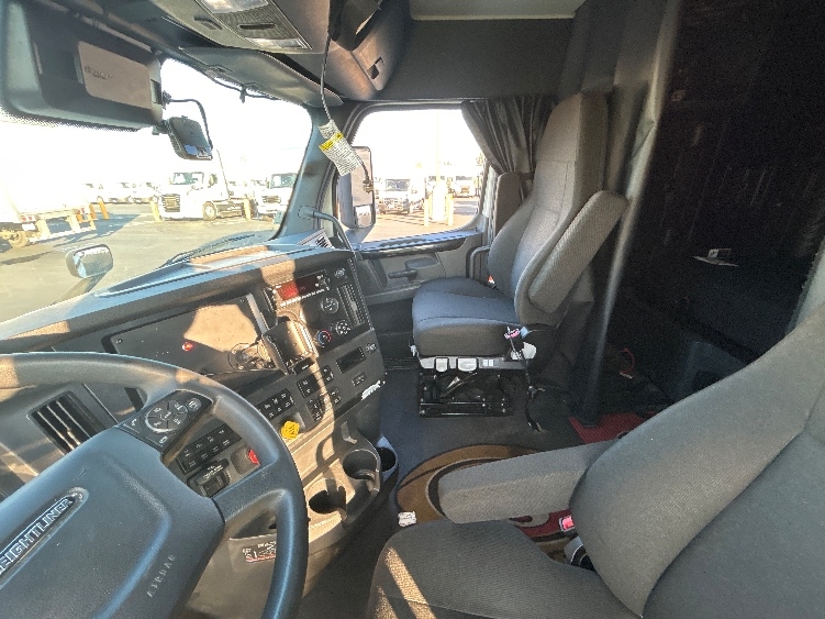 Used 2023 Freightliner Cascadia - photo 12