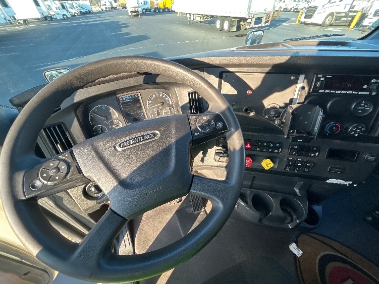 Used 2023 Freightliner Cascadia - photo 13