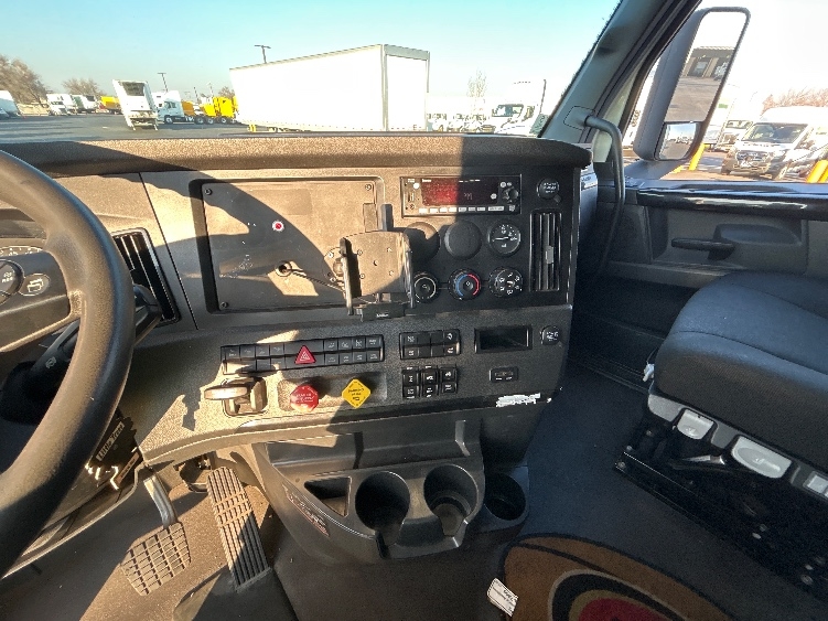 Used 2023 Freightliner Cascadia - photo 14