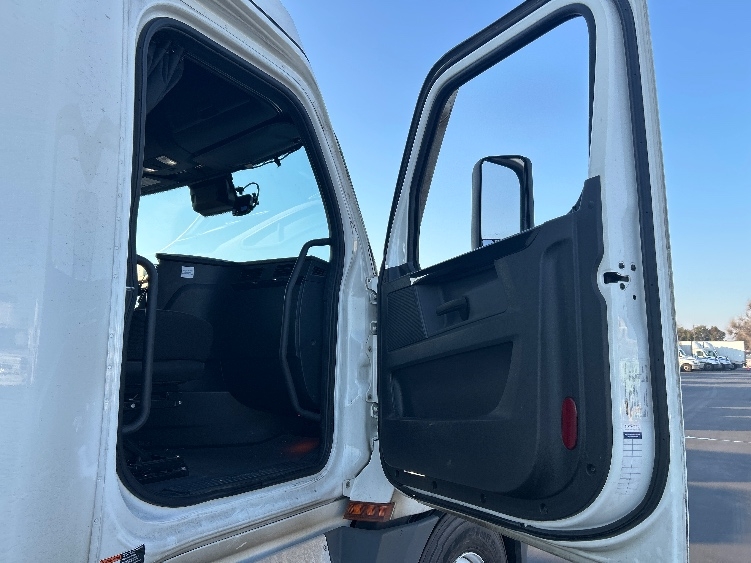 Used 2023 Freightliner Cascadia - photo 15