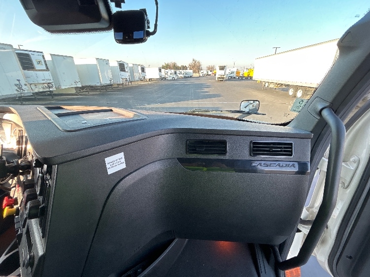 Used 2023 Freightliner Cascadia - photo 16