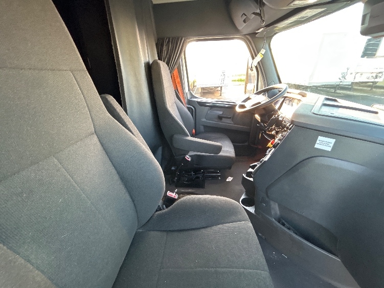 Used 2023 Freightliner Cascadia - photo 17