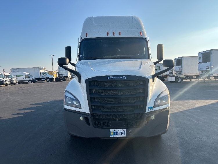 Used 2023 Freightliner Cascadia - photo 2