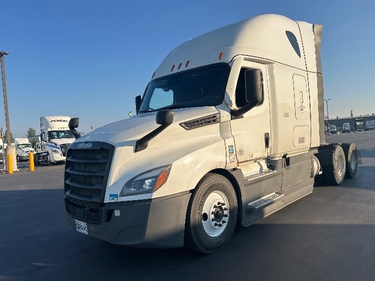 Used 2023 Freightliner Cascadia - photo 5