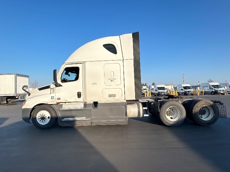 Used 2023 Freightliner Cascadia - photo 6