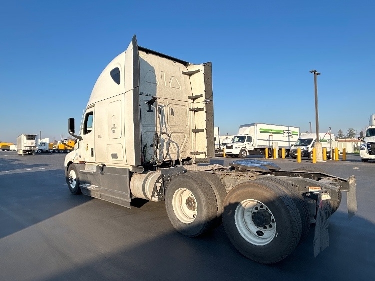 Used 2023 Freightliner Cascadia - photo 7