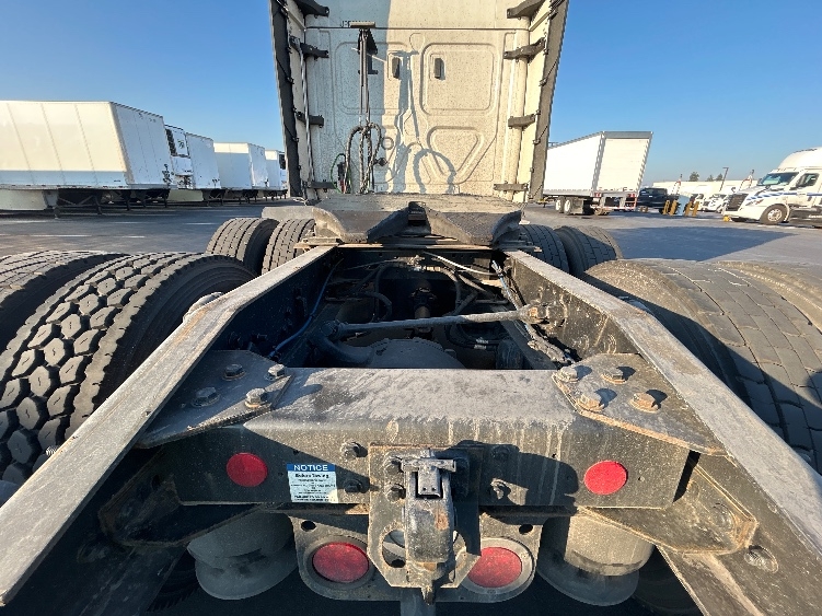 Used 2023 Freightliner Cascadia - photo 8