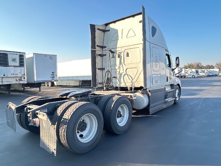 Used 2023 Freightliner Cascadia - photo 9