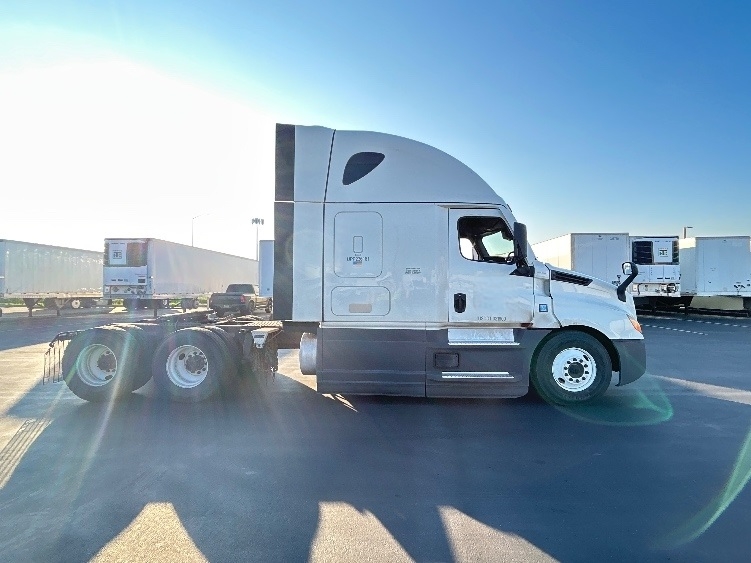 Used 2023 Freightliner Cascadia - photo 10