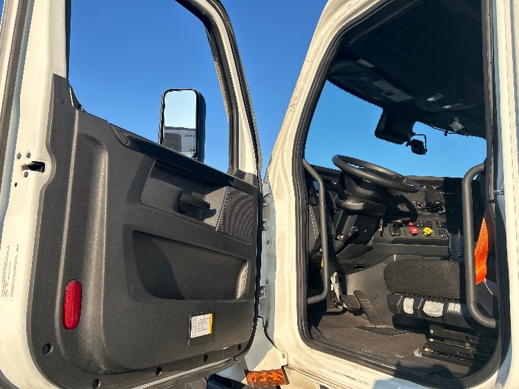 Used 2023 Freightliner Cascadia - photo 11