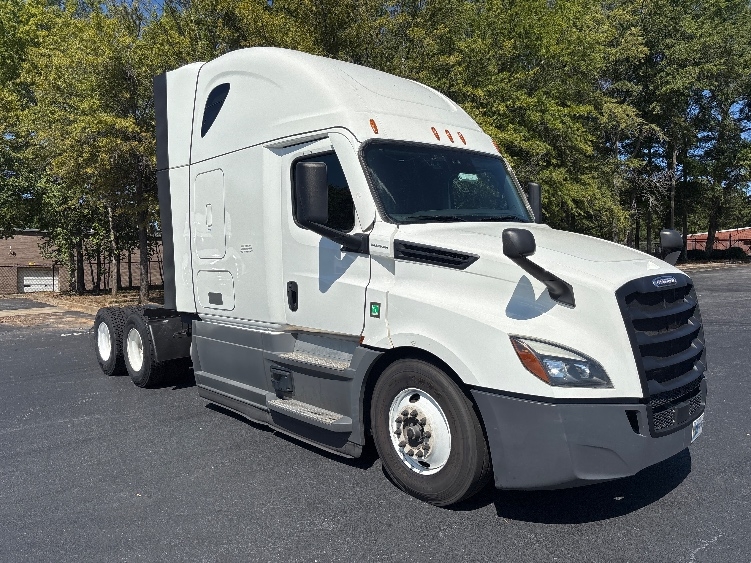 Used 2023 Freightliner Cascadia - photo 1
