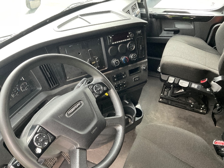Used 2023 Freightliner Cascadia - photo 12