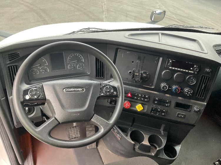 Used 2023 Freightliner Cascadia - photo 13
