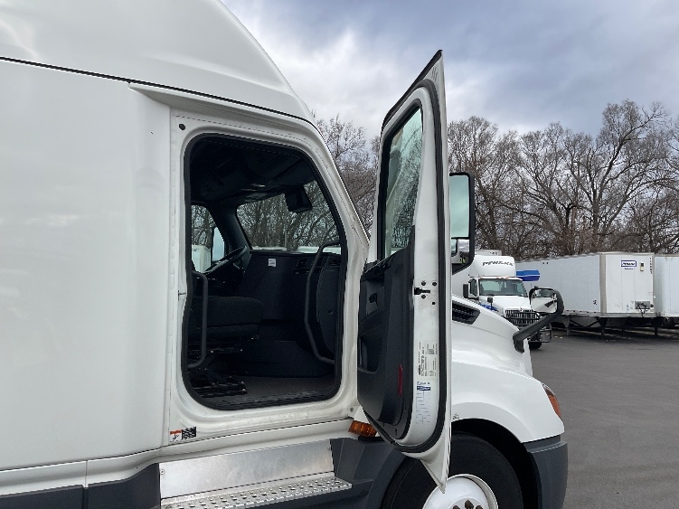 Used 2023 Freightliner Cascadia - photo 15