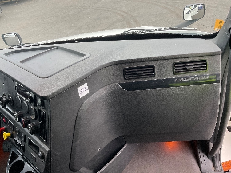 Used 2023 Freightliner Cascadia - photo 16